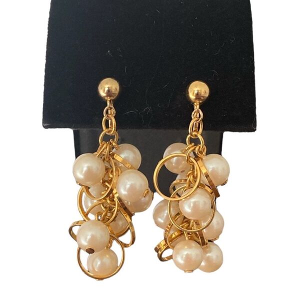 Vintage Trifari Gold Tone Pearl Cluster Clip On Earrings - Picture 1 of 3